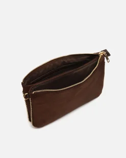 Bolso bandolera efecto ante y con detalles metálicos