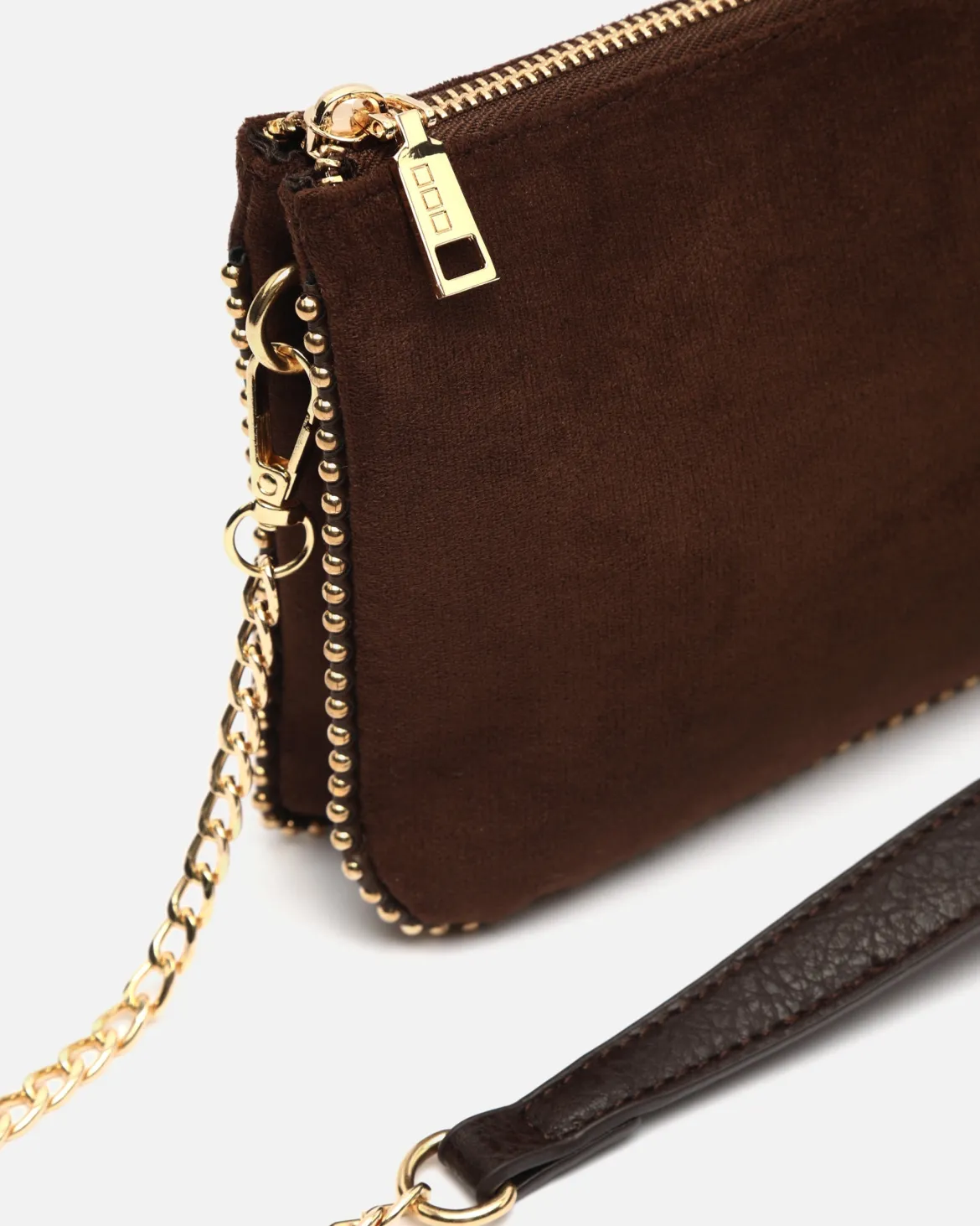 Bolso bandolera efecto ante y con detalles metálicos
