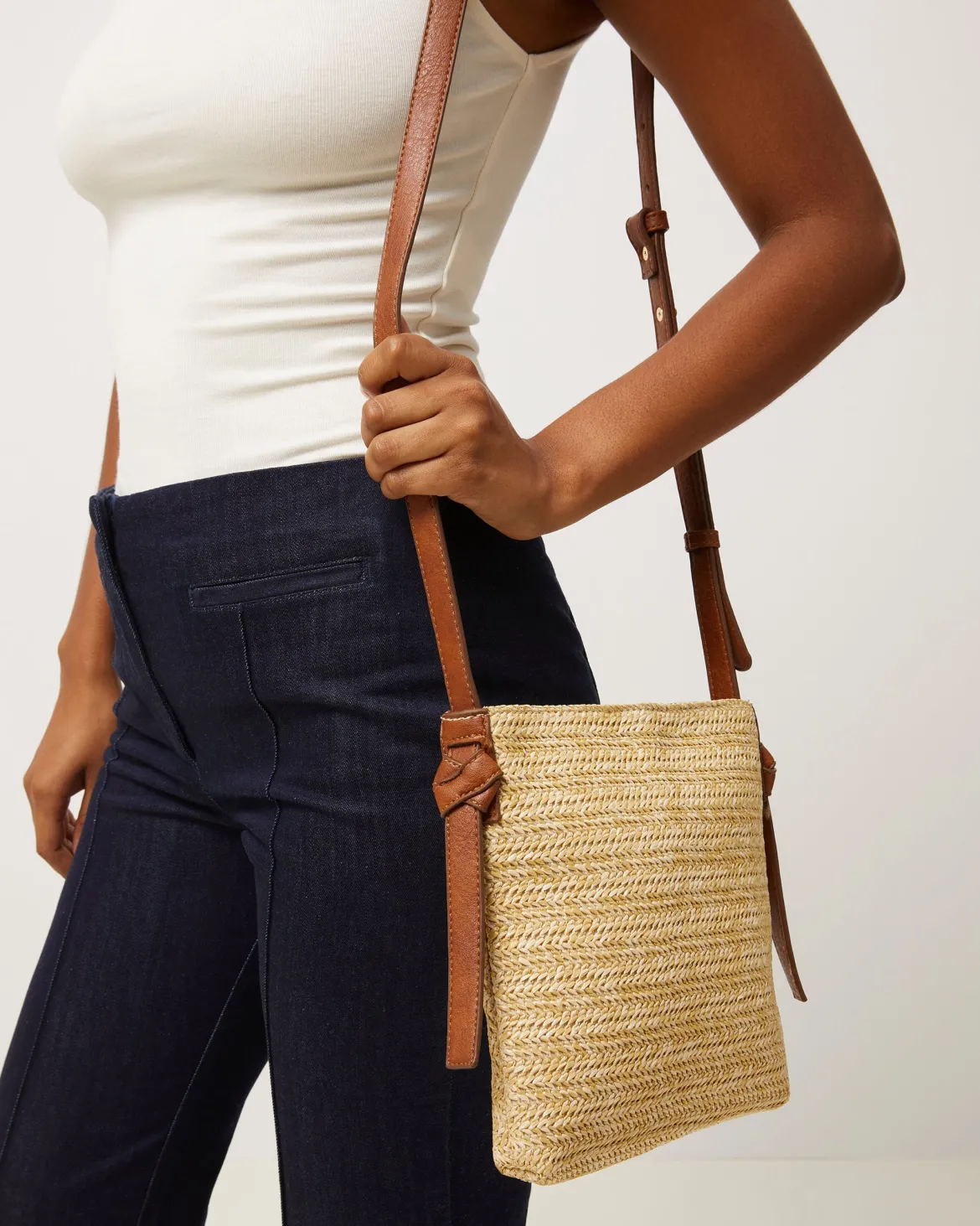 Bolso bandolera efecto rafia