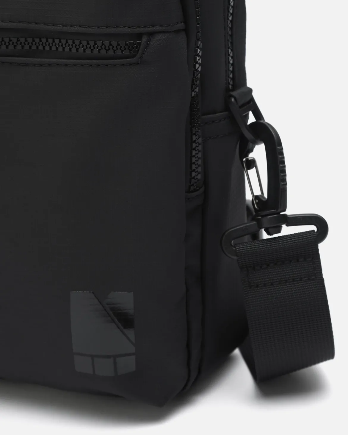 Bolso bandolera mediano en nylon
