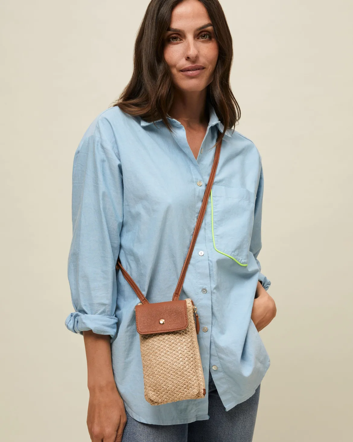 Bolso bandolera mini efecto rafia para móvil