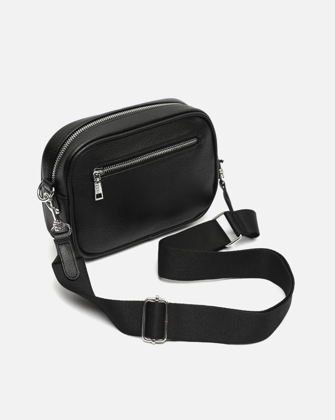 Bolso bandolera pequeño con detalles metálicos