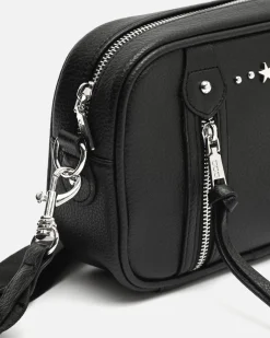 Bolso bandolera pequeño con detalles metálicos