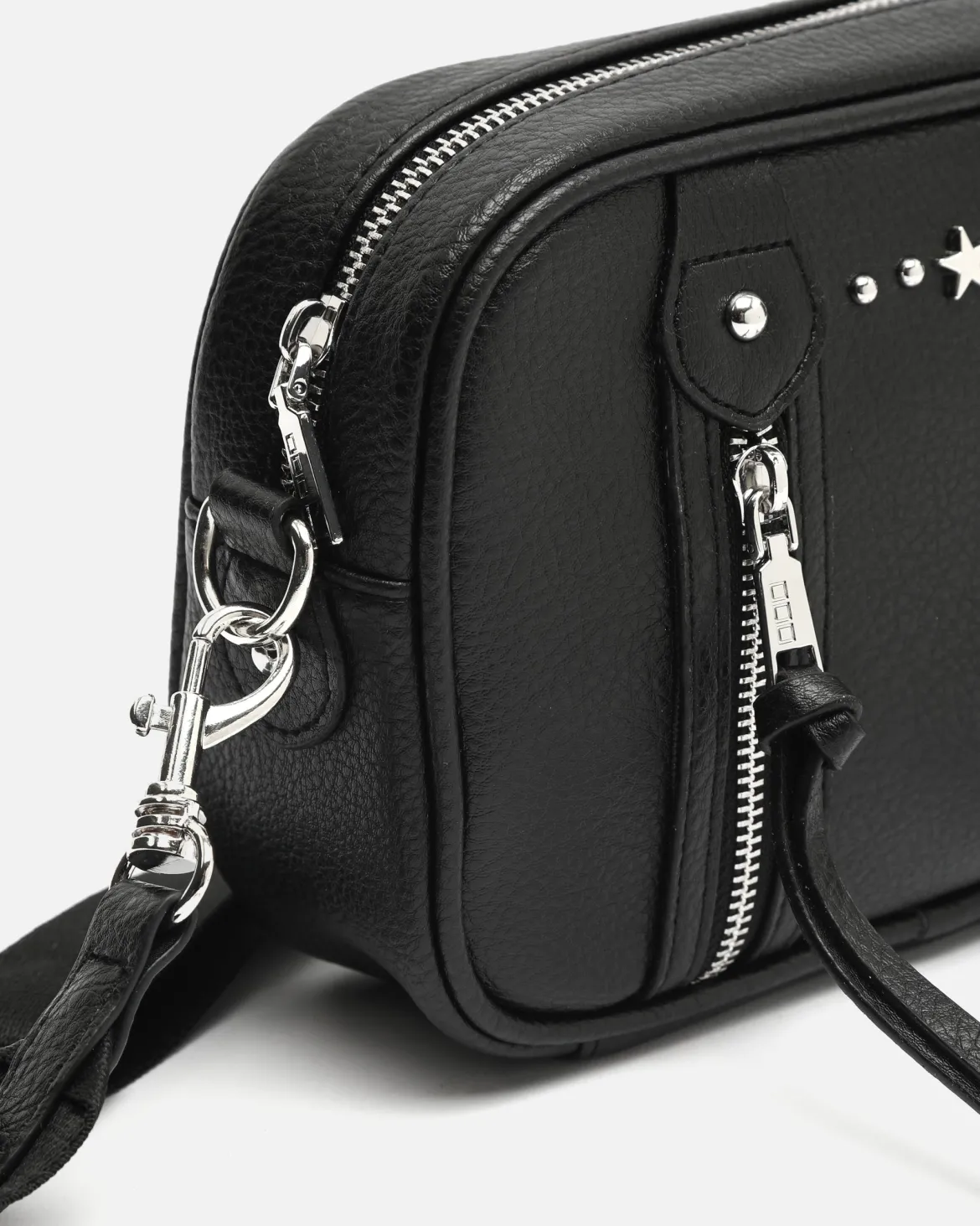 Bolso bandolera pequeño con detalles metálicos