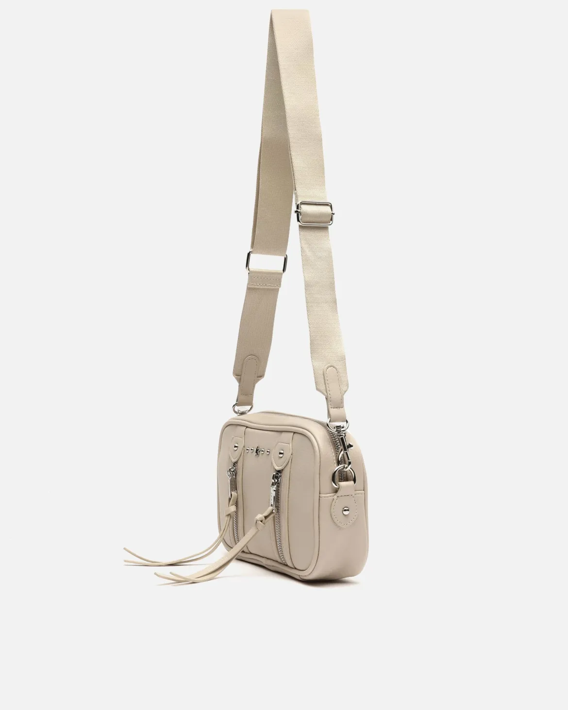 Bolso bandolera pequeño con detalles metálicos