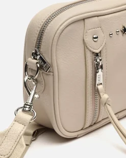 Bolso bandolera pequeño con detalles metálicos
