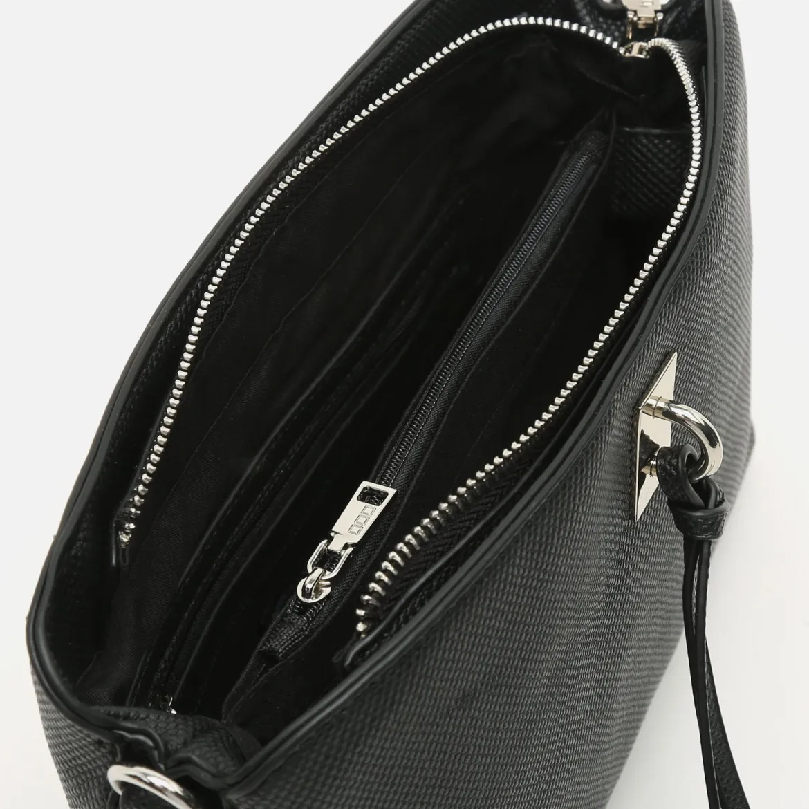 Bolso bandolera pequeño con detalles metálicos