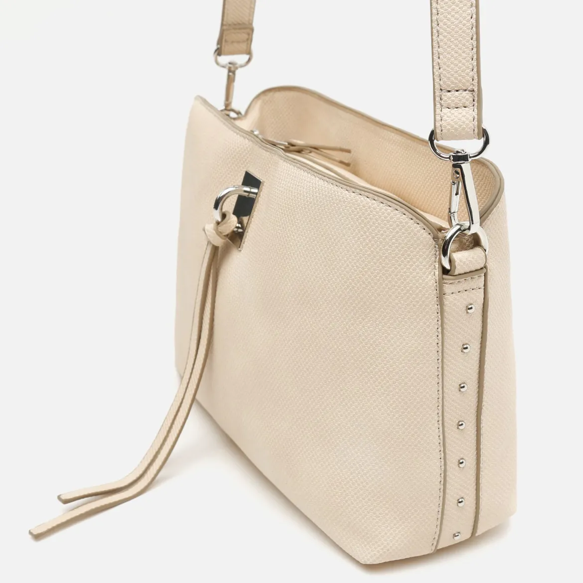 Bolso bandolera pequeño con detalles metálicos