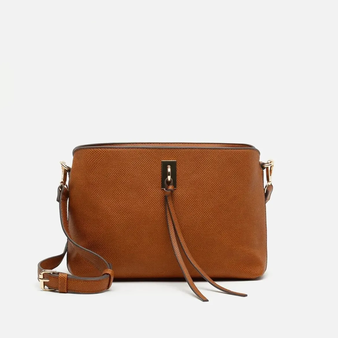 Bolso bandolera pequeño con detalles metálicos