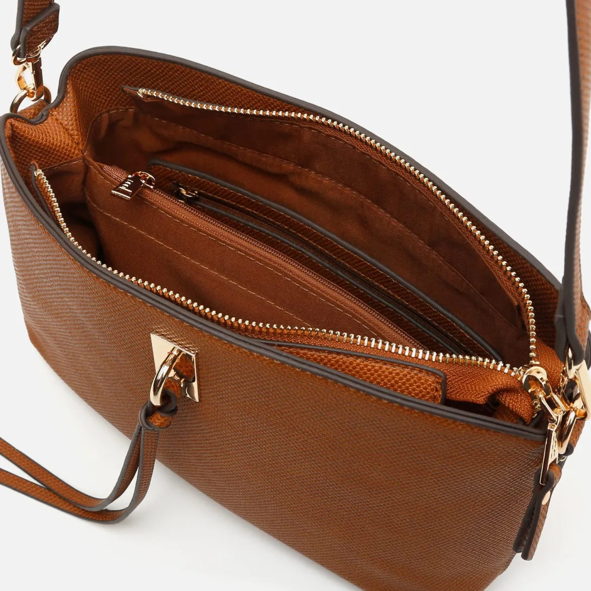 Bolso bandolera pequeño con detalles metálicos