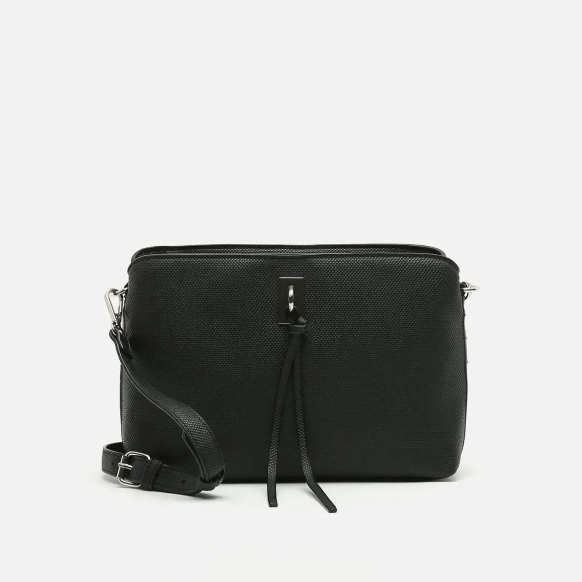 Bolso bandolera pequeño con detalles metálicos