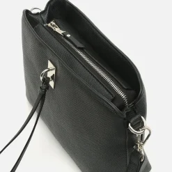 Bolso bandolera pequeño con detalles metálicos