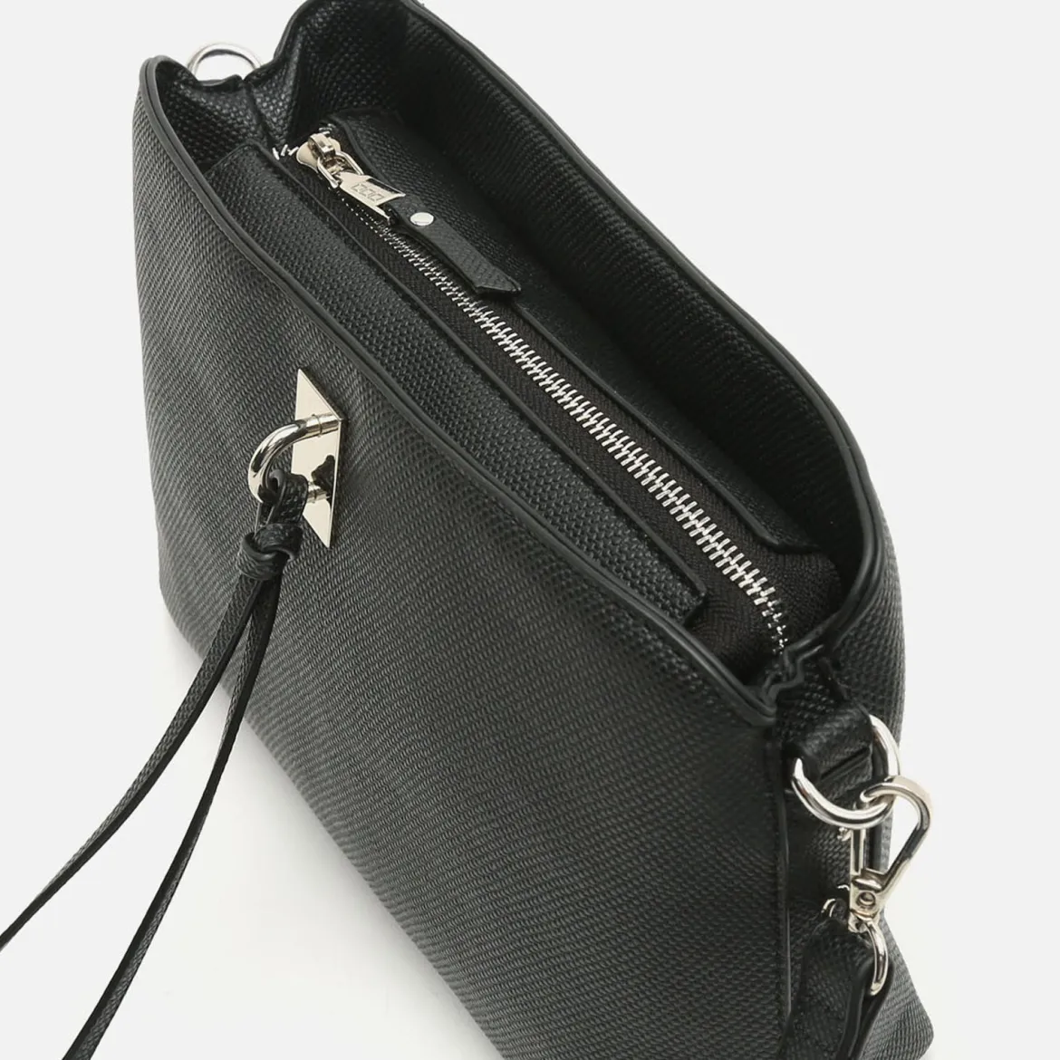 Bolso bandolera pequeño con detalles metálicos
