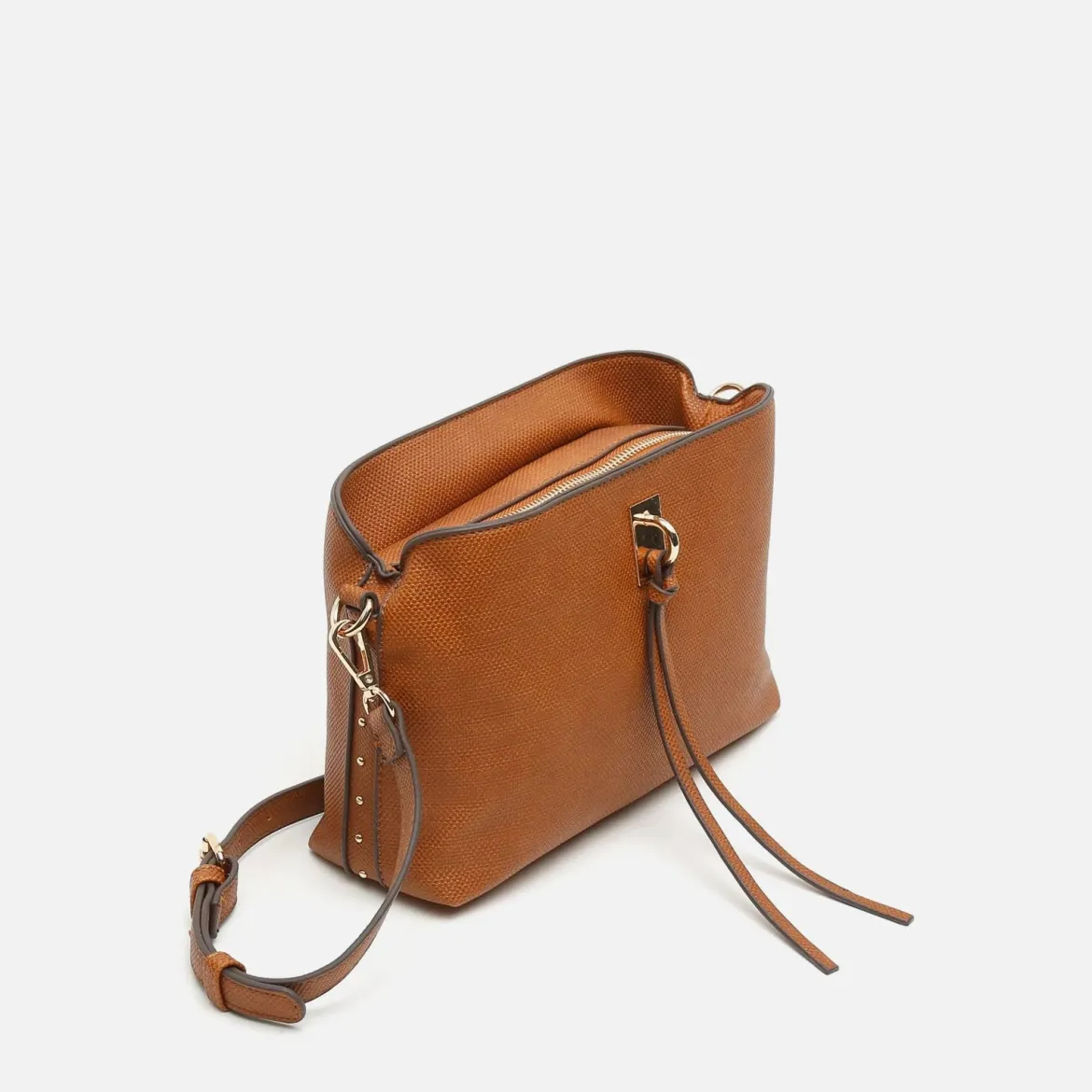 Bolso bandolera pequeño con detalles metálicos