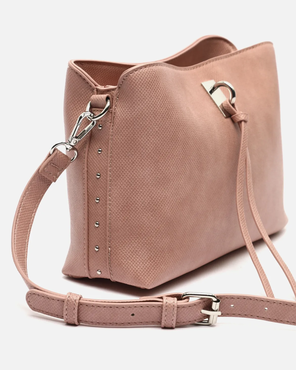 Bolso bandolera pequeño con detalles metálicos