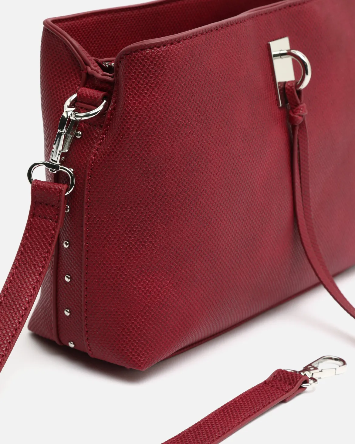 Bolso bandolera pequeño con detalles metálicos