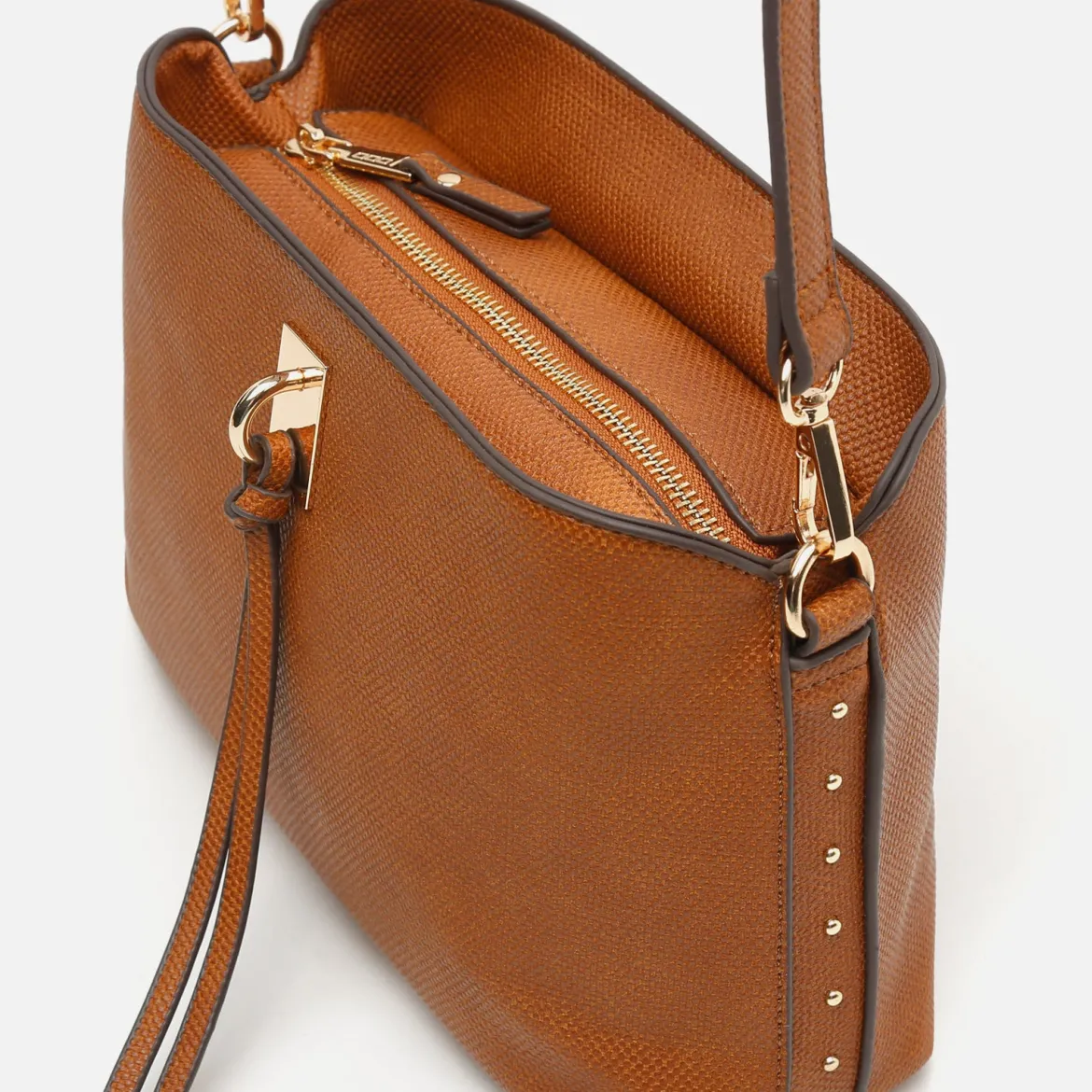 Bolso bandolera pequeño con detalles metálicos