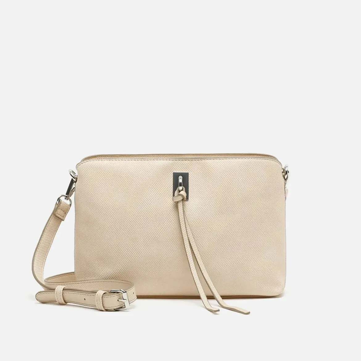 Bolso bandolera pequeño con detalles metálicos