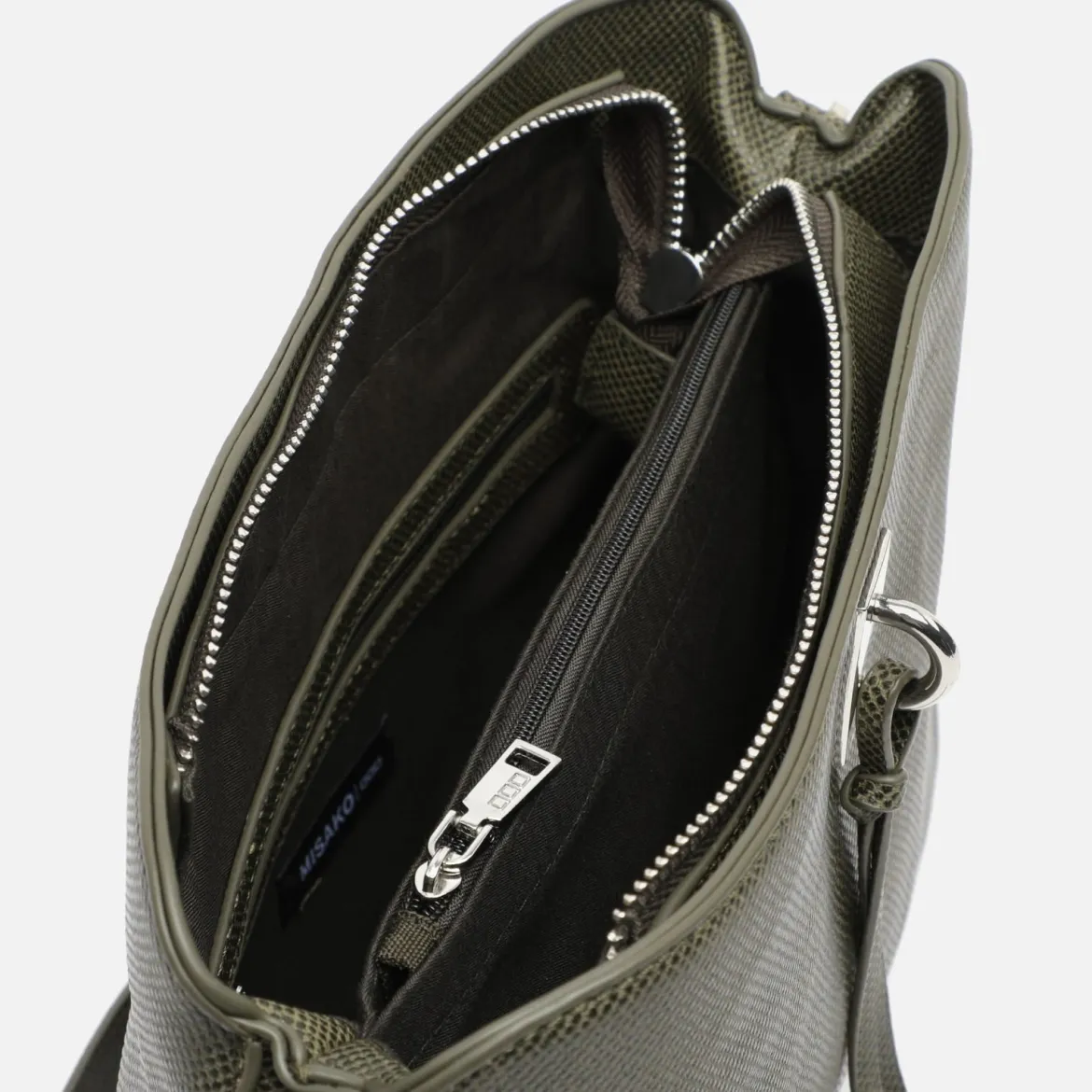 Bolso bandolera pequeño con detalles metálicos