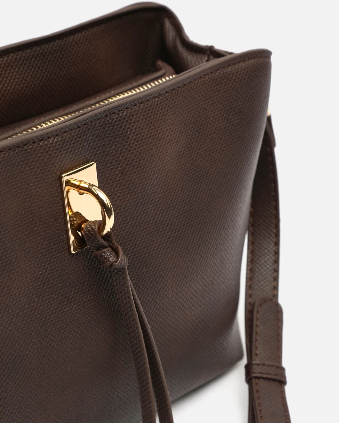 Bolso bandolera pequeño con detalles metálicos