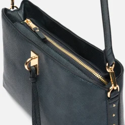 Bolso bandolera pequeño con detalles metálicos