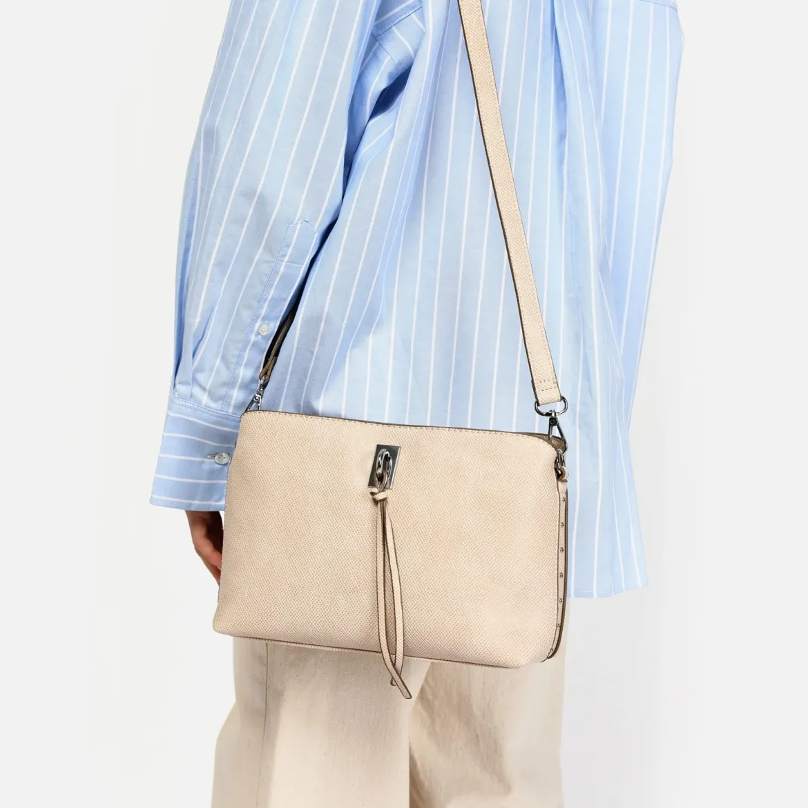 Bolso bandolera pequeño con detalles metálicos