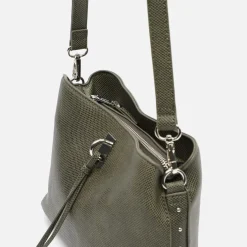 Bolso bandolera pequeño con detalles metálicos