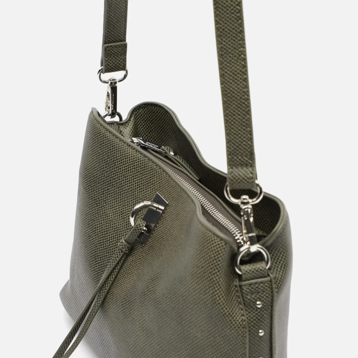 Bolso bandolera pequeño con detalles metálicos
