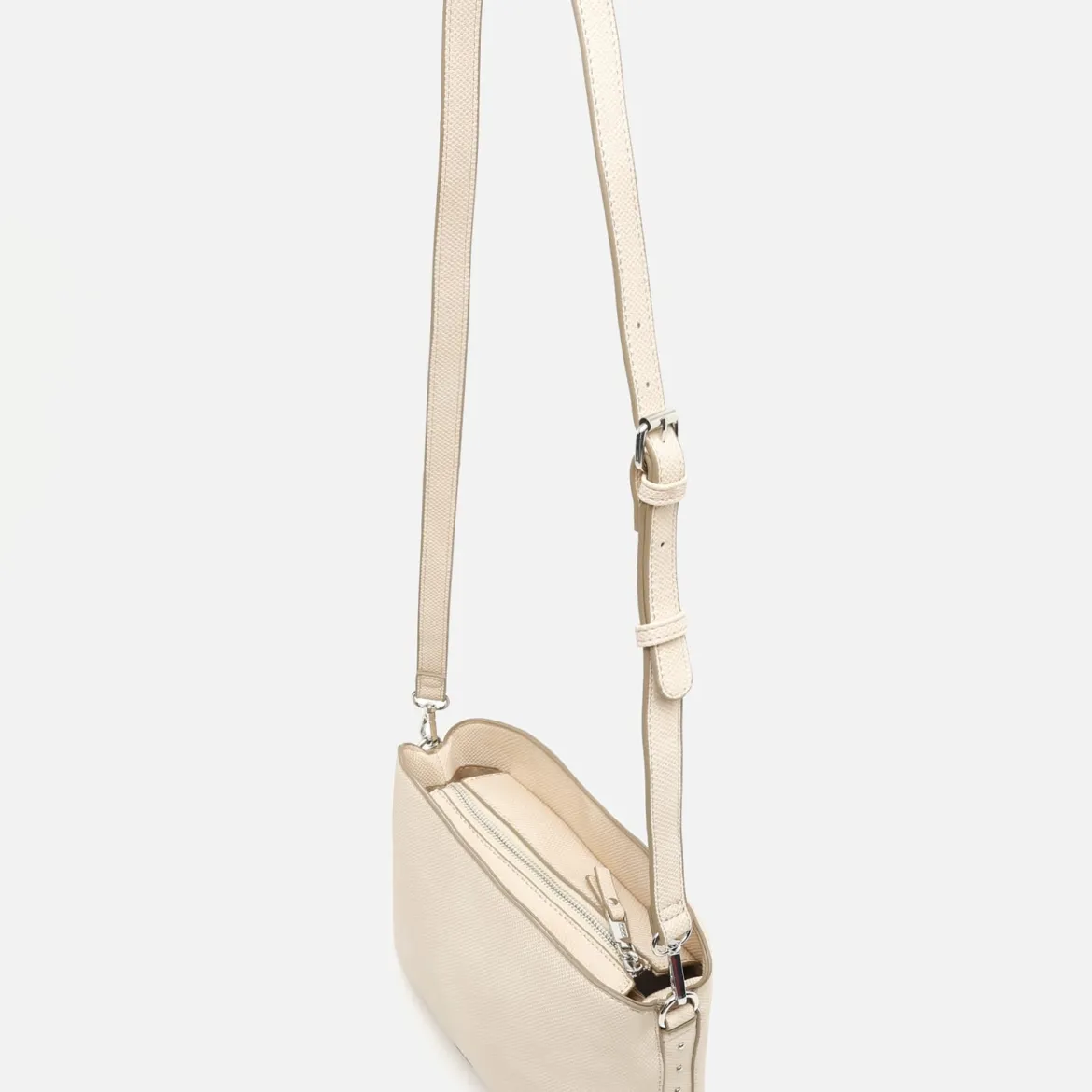 Bolso bandolera pequeño con detalles metálicos