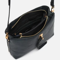 Bolso bandolera pequeño con detalles metálicos