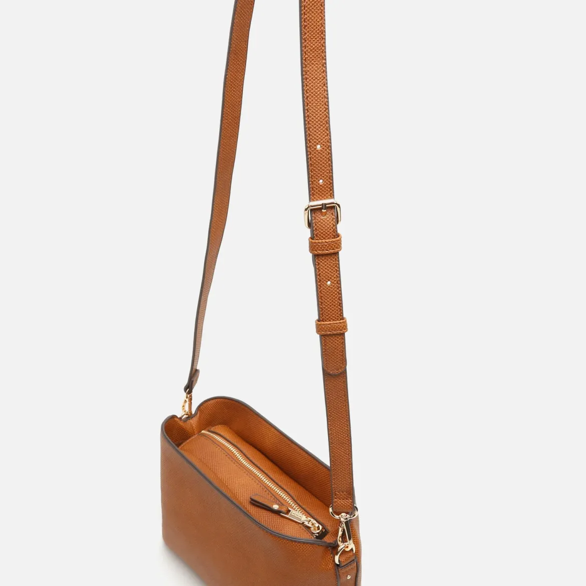 Bolso bandolera pequeño con detalles metálicos