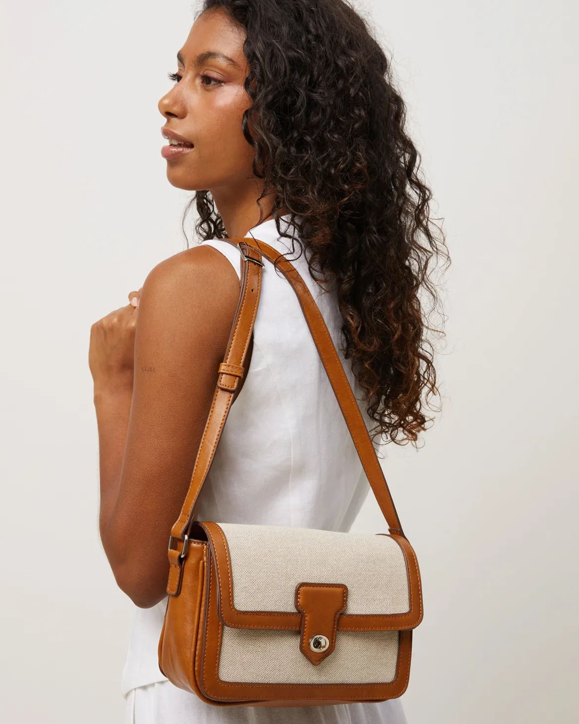 Bolso bandolera pequeño con solapa