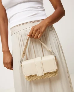 Bolso bandolera pequeño con solapa efecto rafia