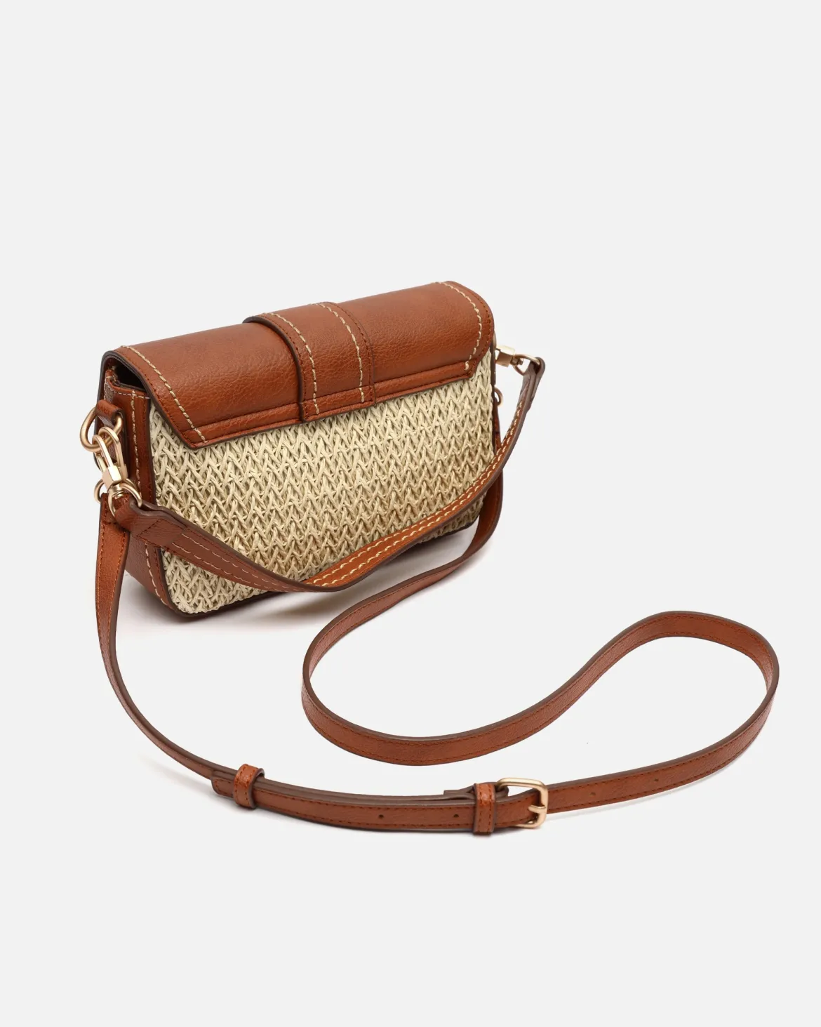 Bolso bandolera pequeño con solapa efecto rafia