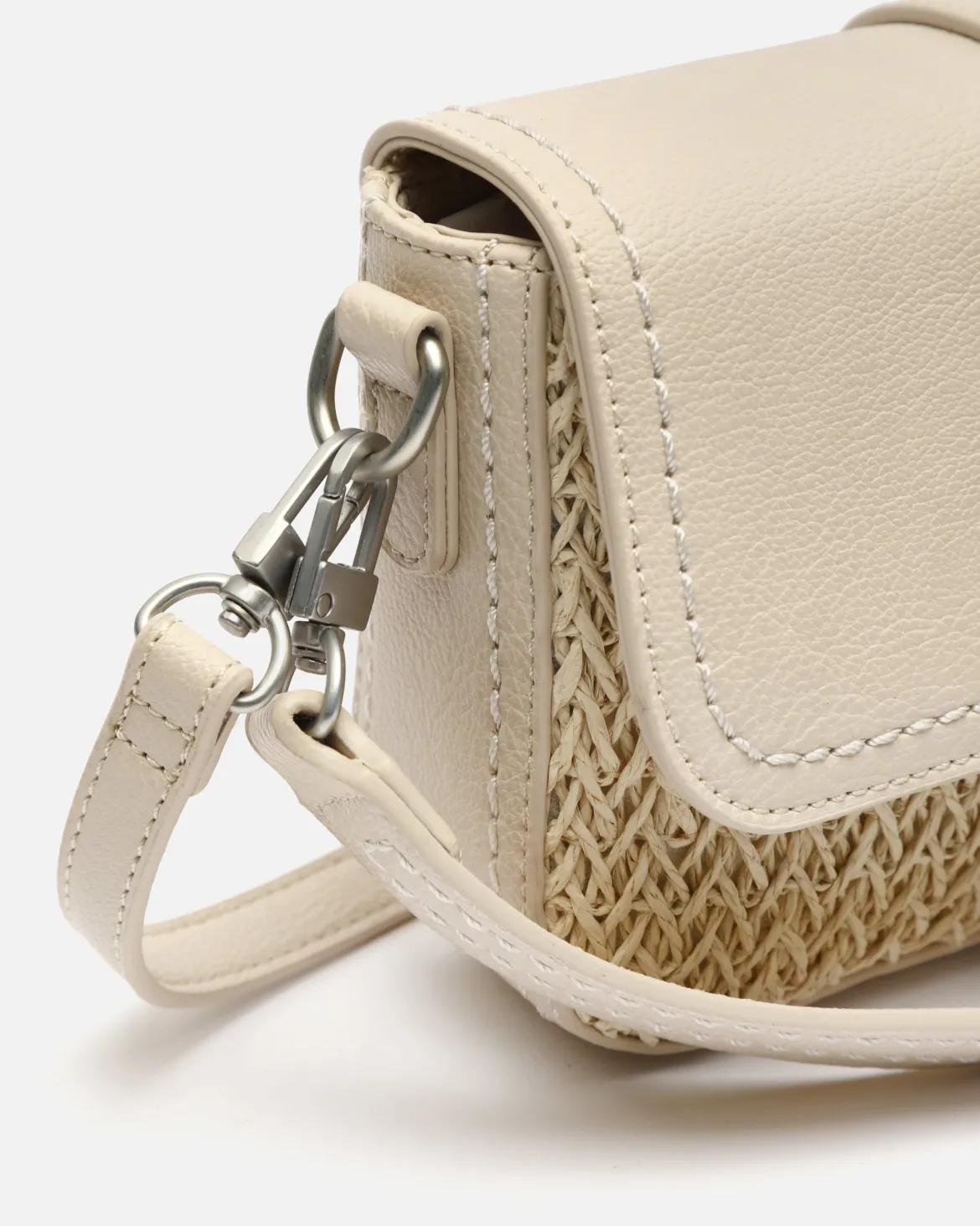 Bolso bandolera pequeño con solapa efecto rafia