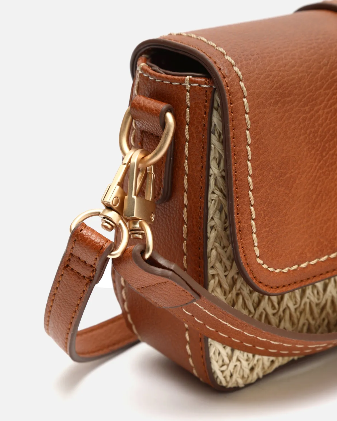 Bolso bandolera pequeño con solapa efecto rafia