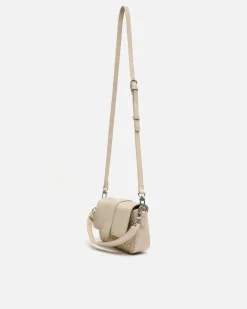 Bolso bandolera pequeño con solapa efecto rafia