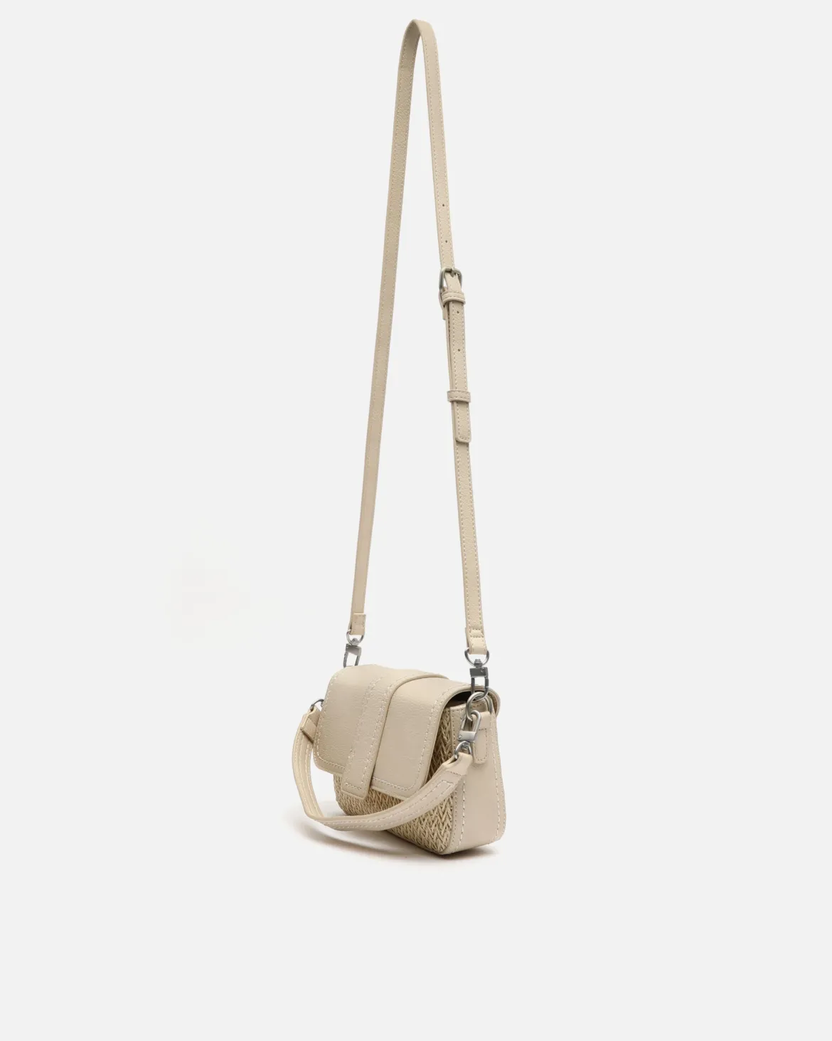 Bolso bandolera pequeño con solapa efecto rafia