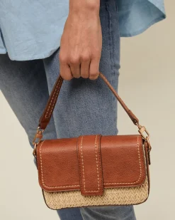 Bolso bandolera pequeño con solapa efecto rafia