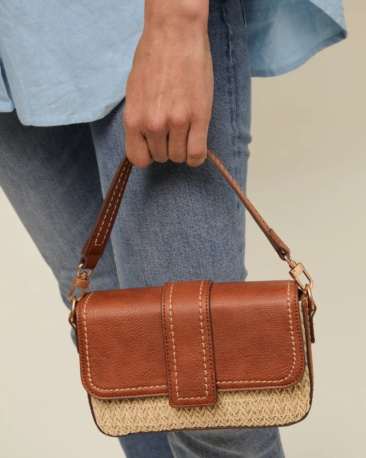 Bolso bandolera pequeño con solapa efecto rafia
