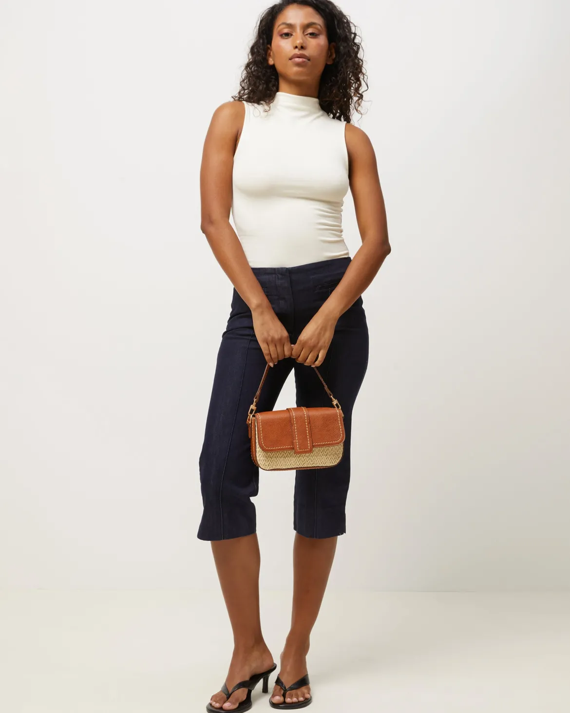 Bolso bandolera pequeño con solapa efecto rafia