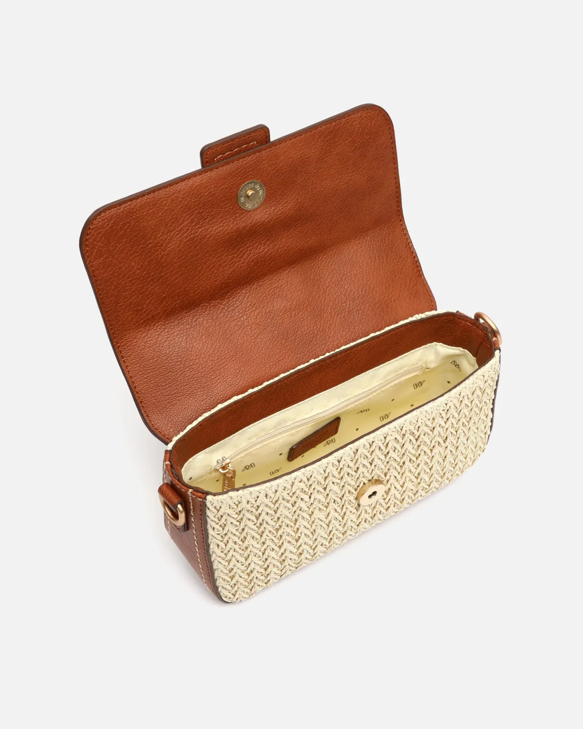 Bolso bandolera pequeño con solapa efecto rafia