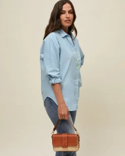 Bolso bandolera pequeño con solapa efecto rafia
