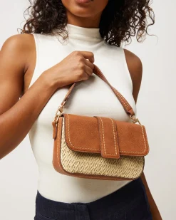Bolso bandolera pequeño con solapa efecto rafia