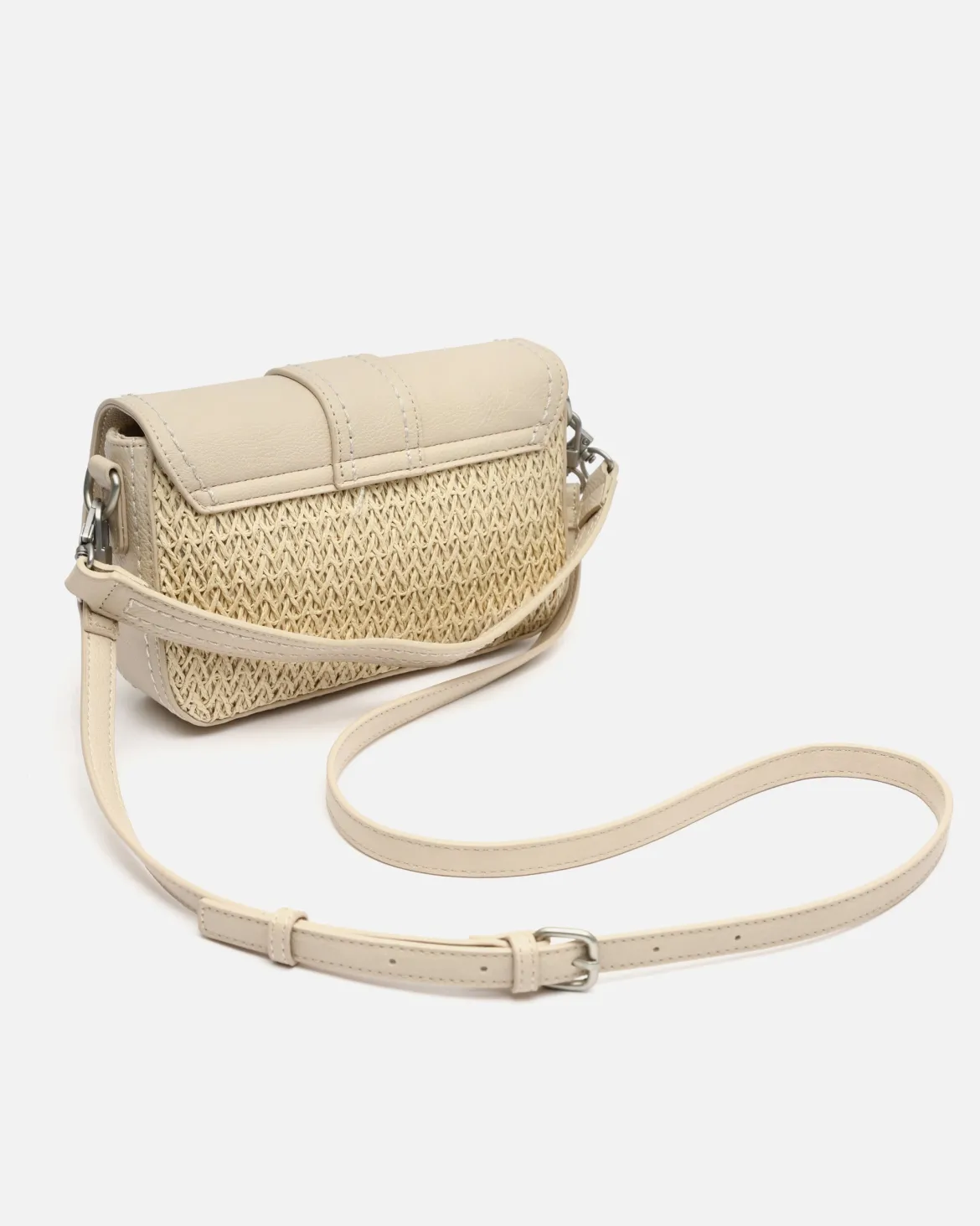 Bolso bandolera pequeño con solapa efecto rafia