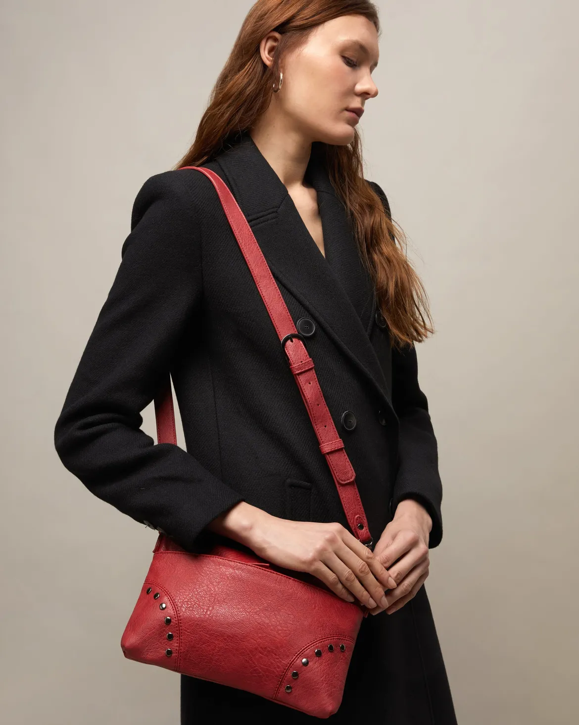 Bolso bandolera pequeño con detalles metálicos