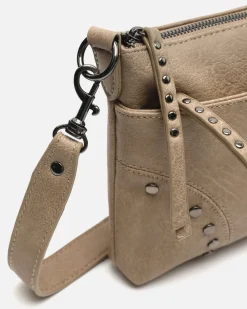 Bolso bandolera pequeño con detalles metálicos