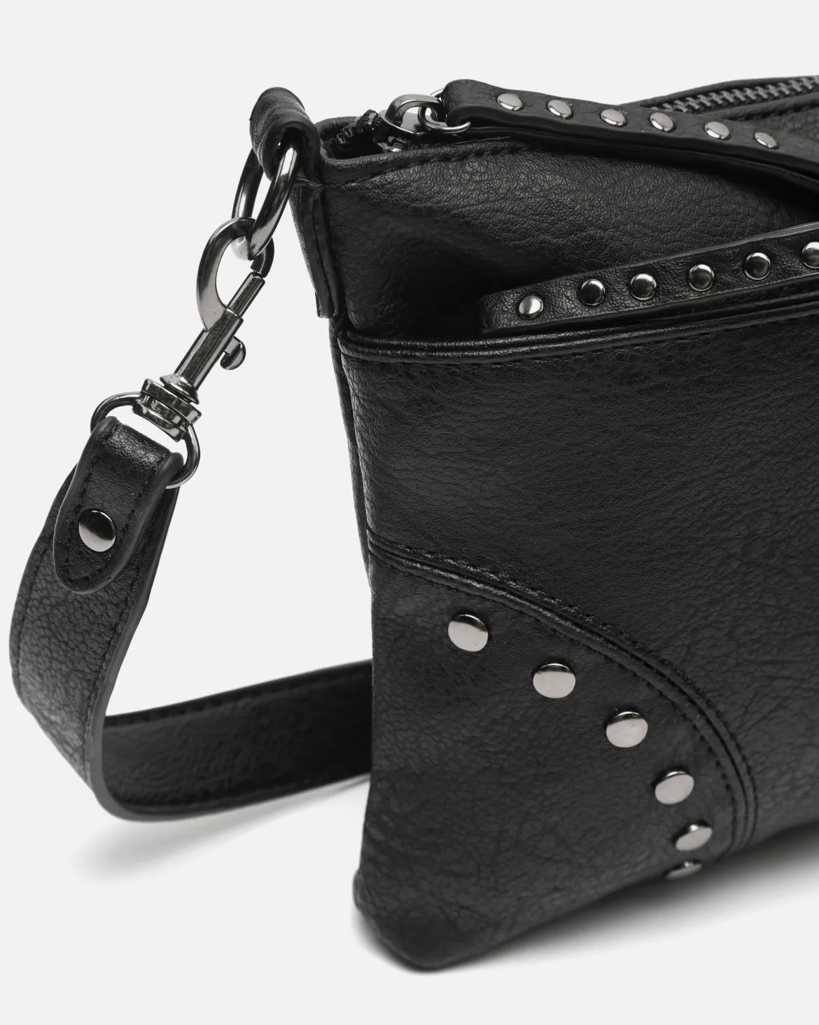 Bolso bandolera pequeño con detalles metálicos