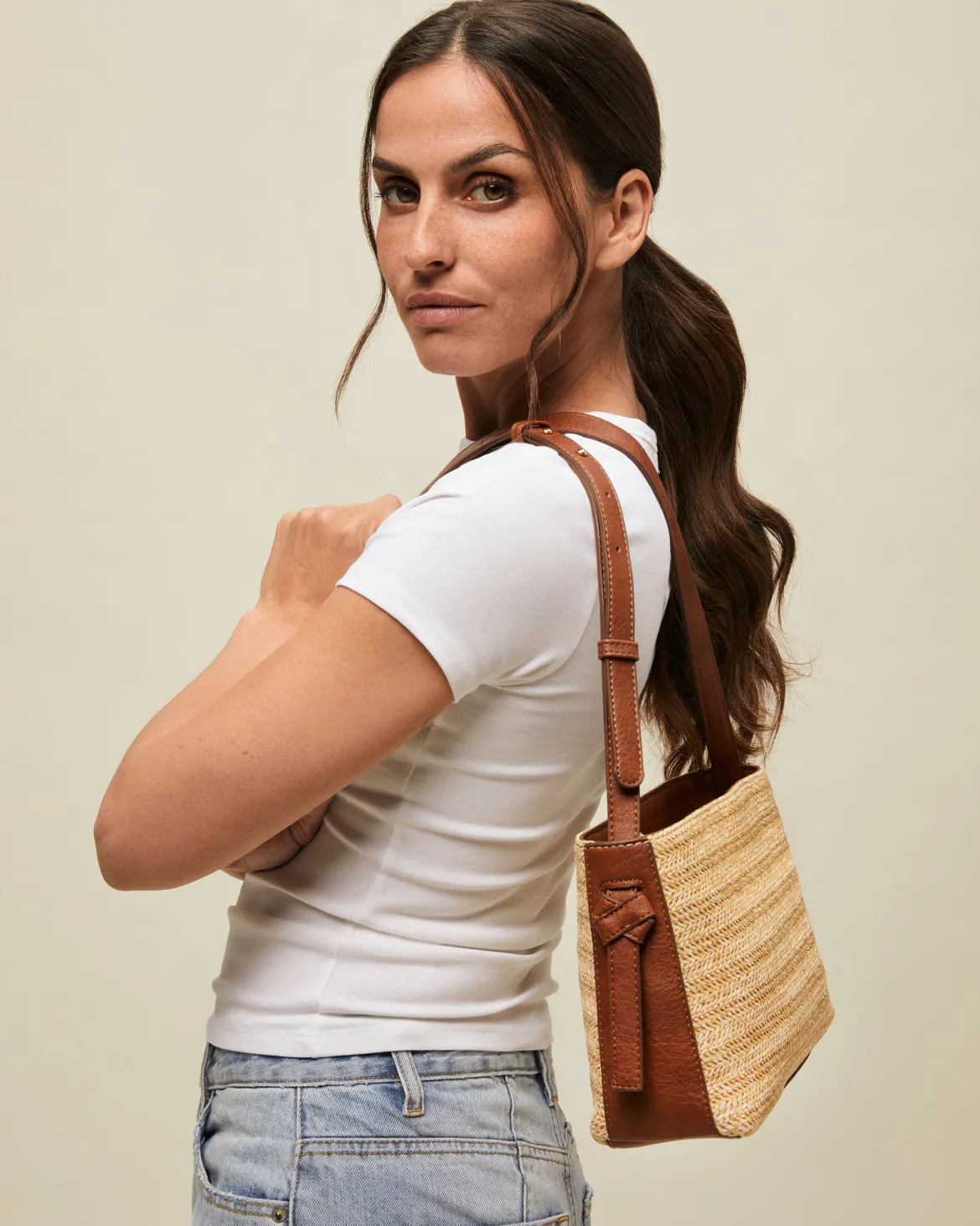 Bolso bandolera pequeño efecto rafia