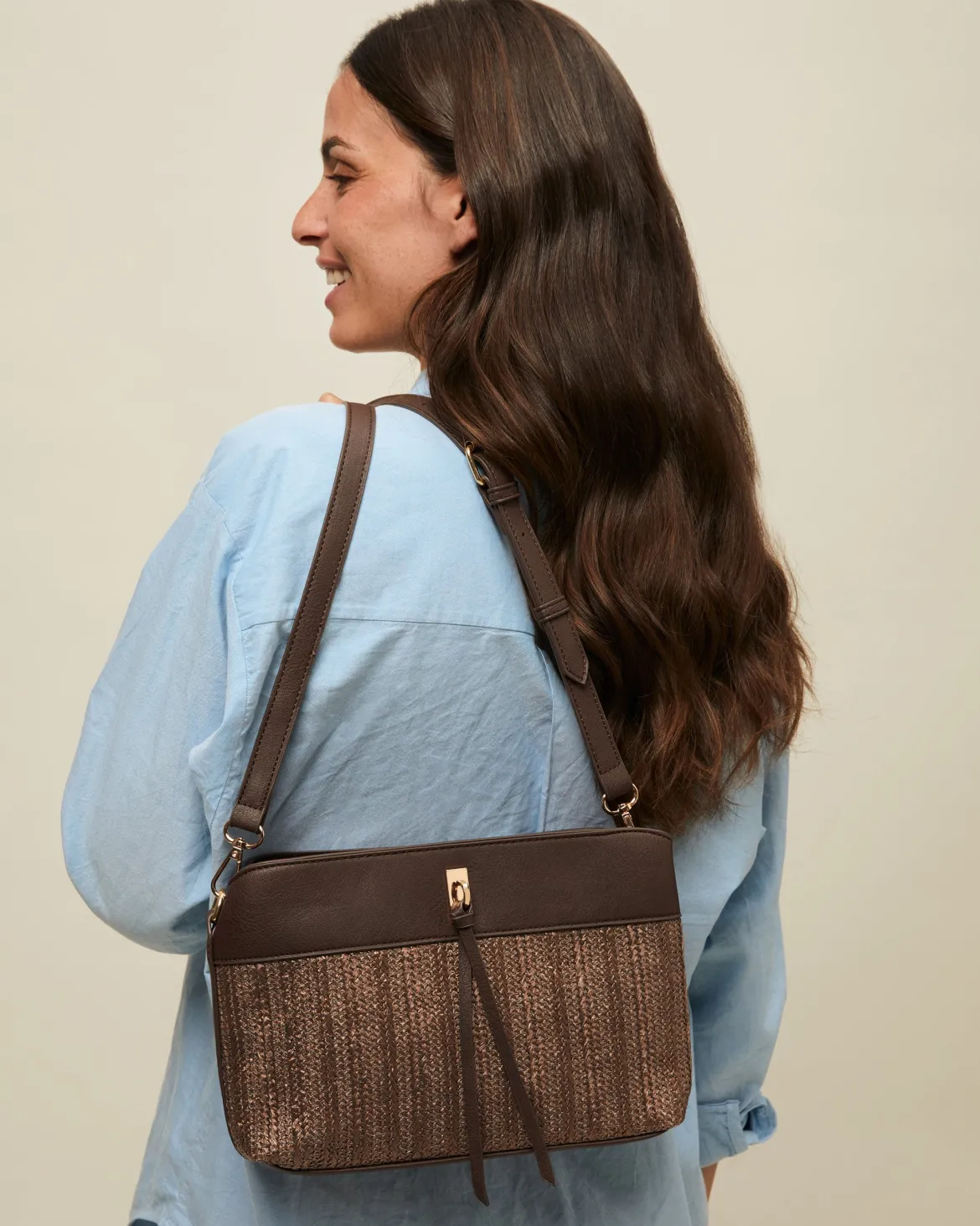 Bolso bandolera pequeño efecto rafia